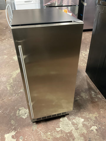 Freezer of model DIM32D1BSSPR. Image # 1: Danby  - Mosel – 15″ Undercounter Ice Maker