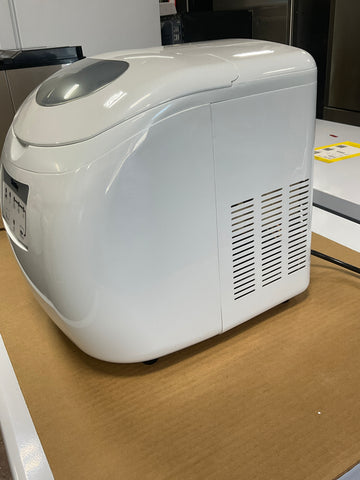 Refrigerator of model DIM2500WDB. Image # 3: Danby 2 lb Ice Maker