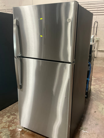 Refrigerator of model GIE19JSNRSS. Image # 1: GE® ENERGY STAR® 19.2 Cu. Ft. Top-Freezer Refrigerator