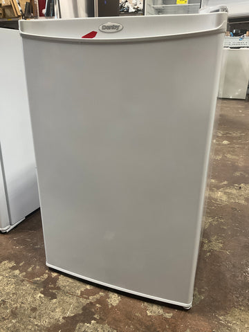 Freezer of model DUFM032A3WDB. Image # 1: Danby 3.2 cu ft. Upright Freezer
