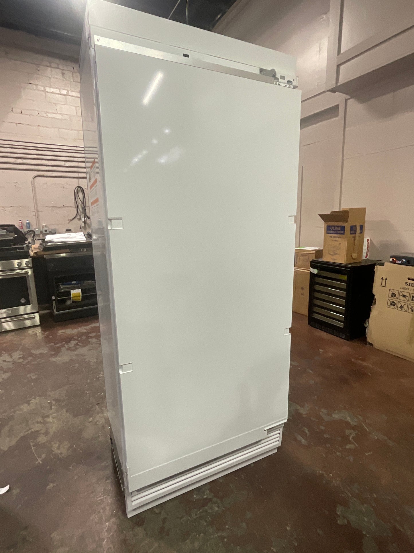 Front view, door closed