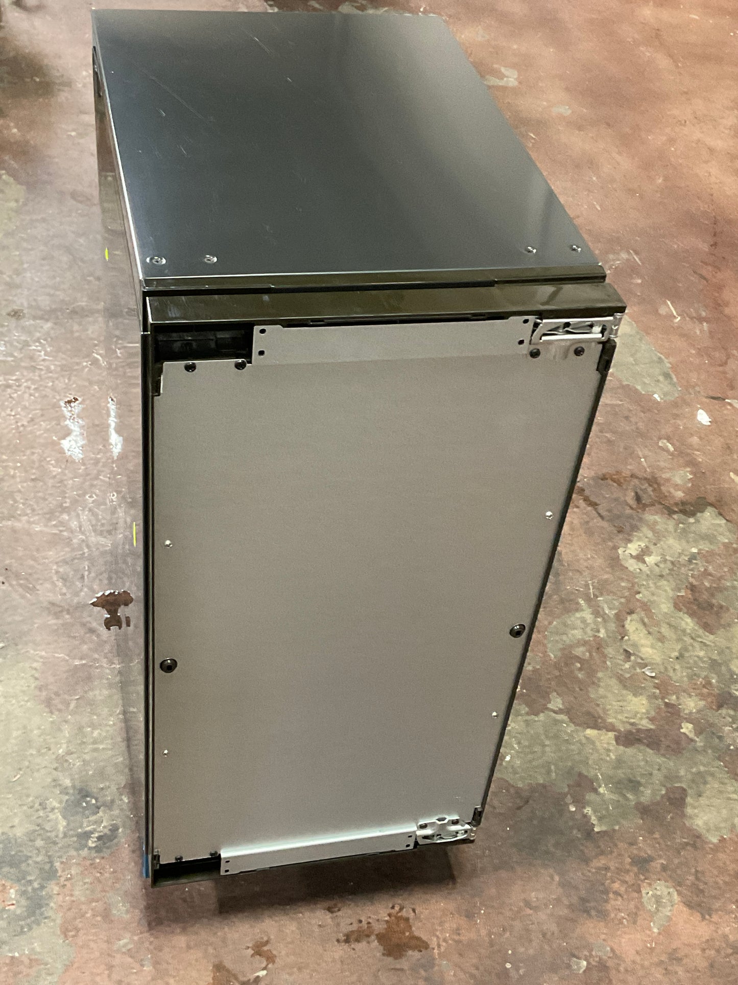 Front view, door closed