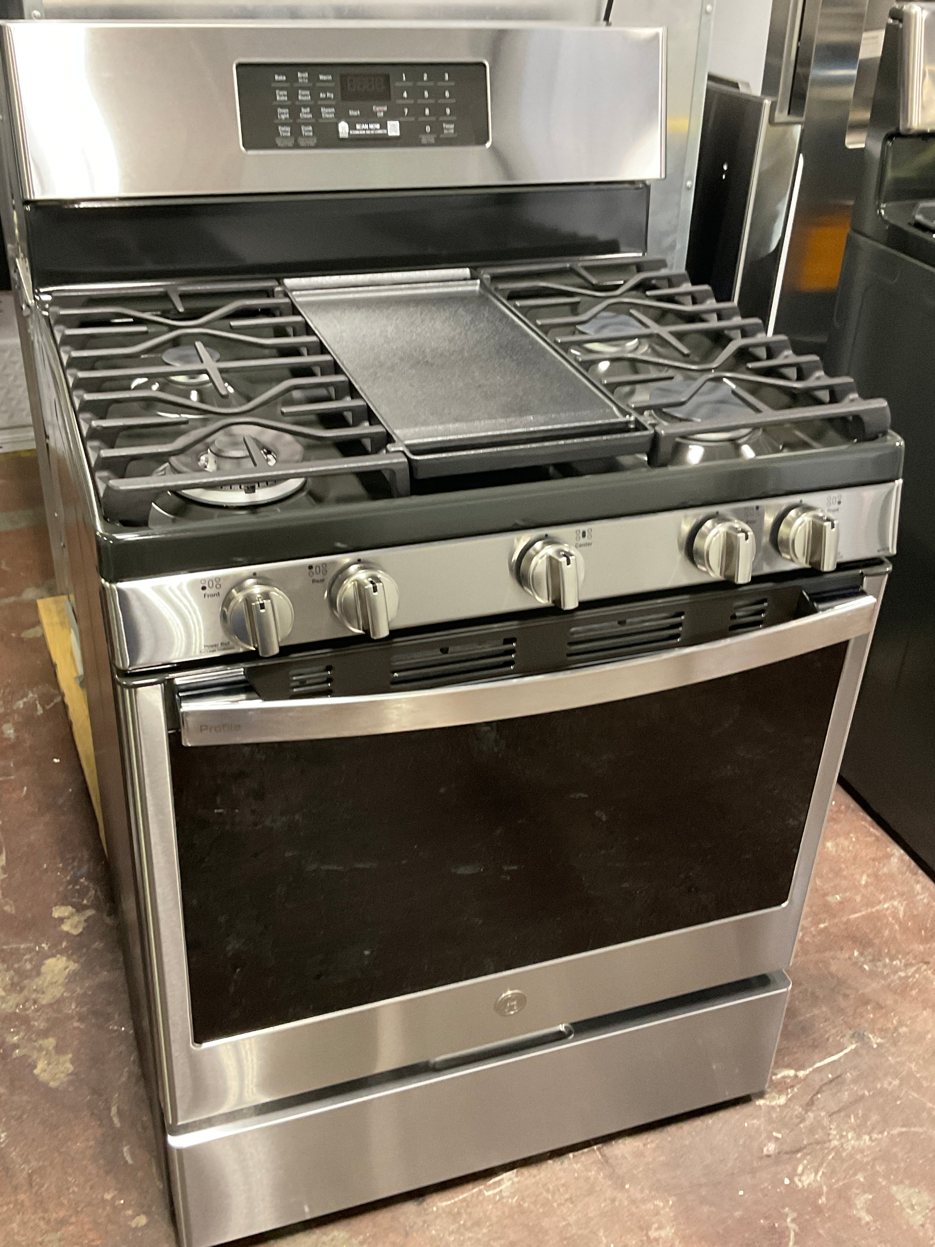Front view, oven-door closed