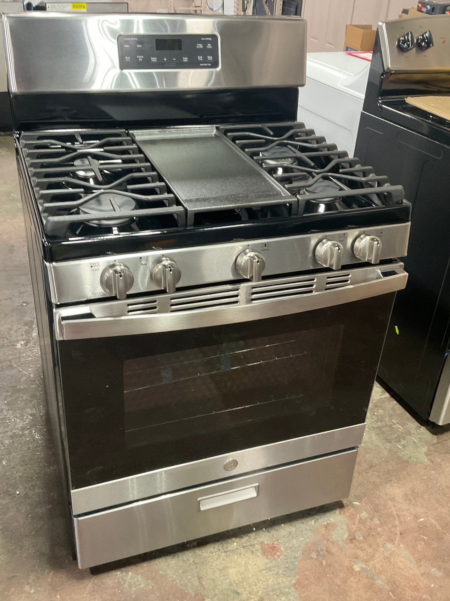 Front view, oven-door closed