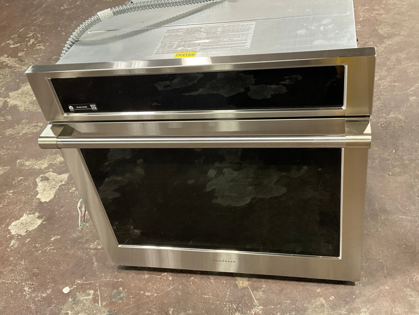 Front view, door closed