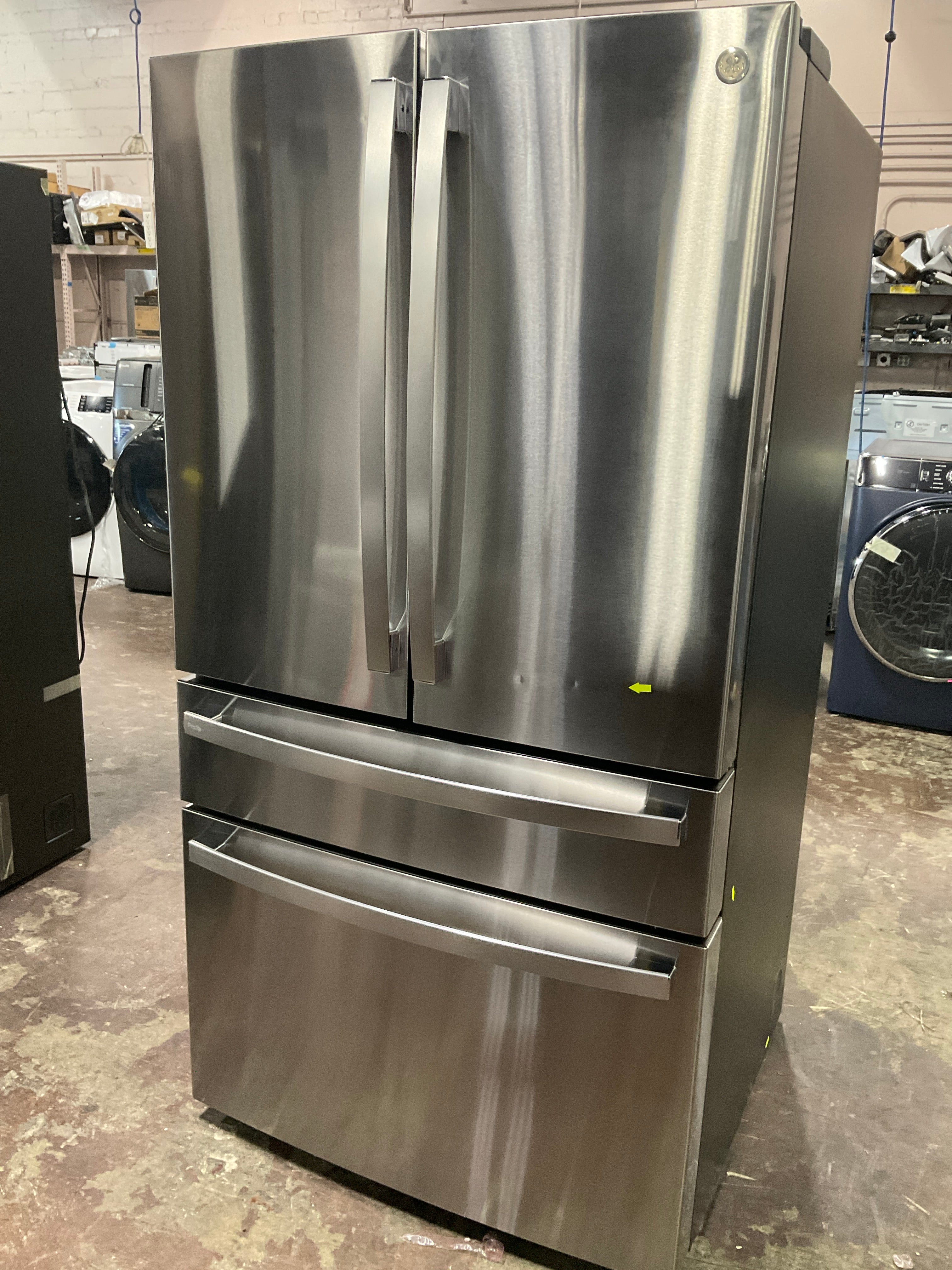 ロッサページ GE Profile™ ENERGY STAR® 28.7 Cu. Ft. Smart Fingerprint