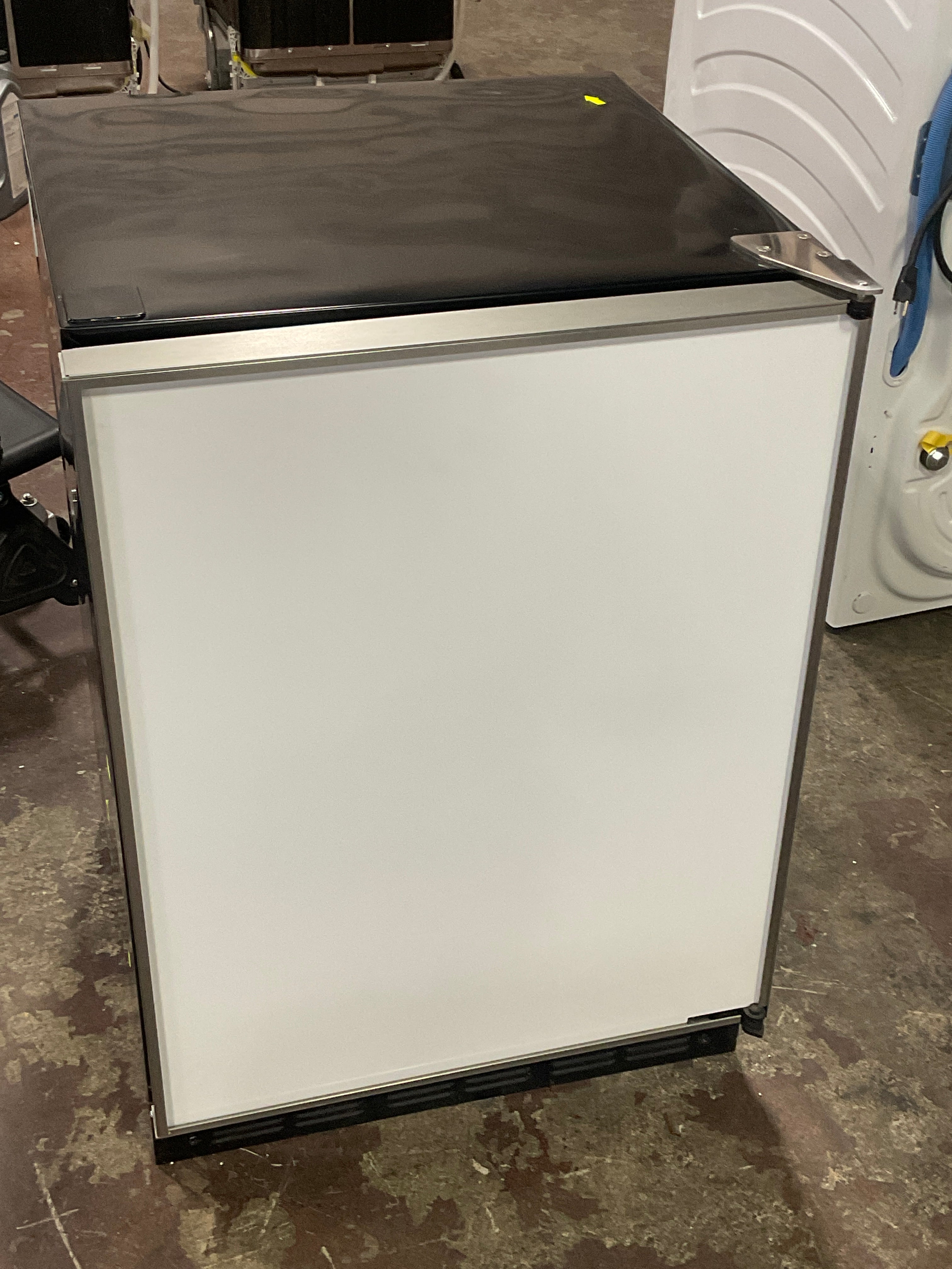 Front view, door closed