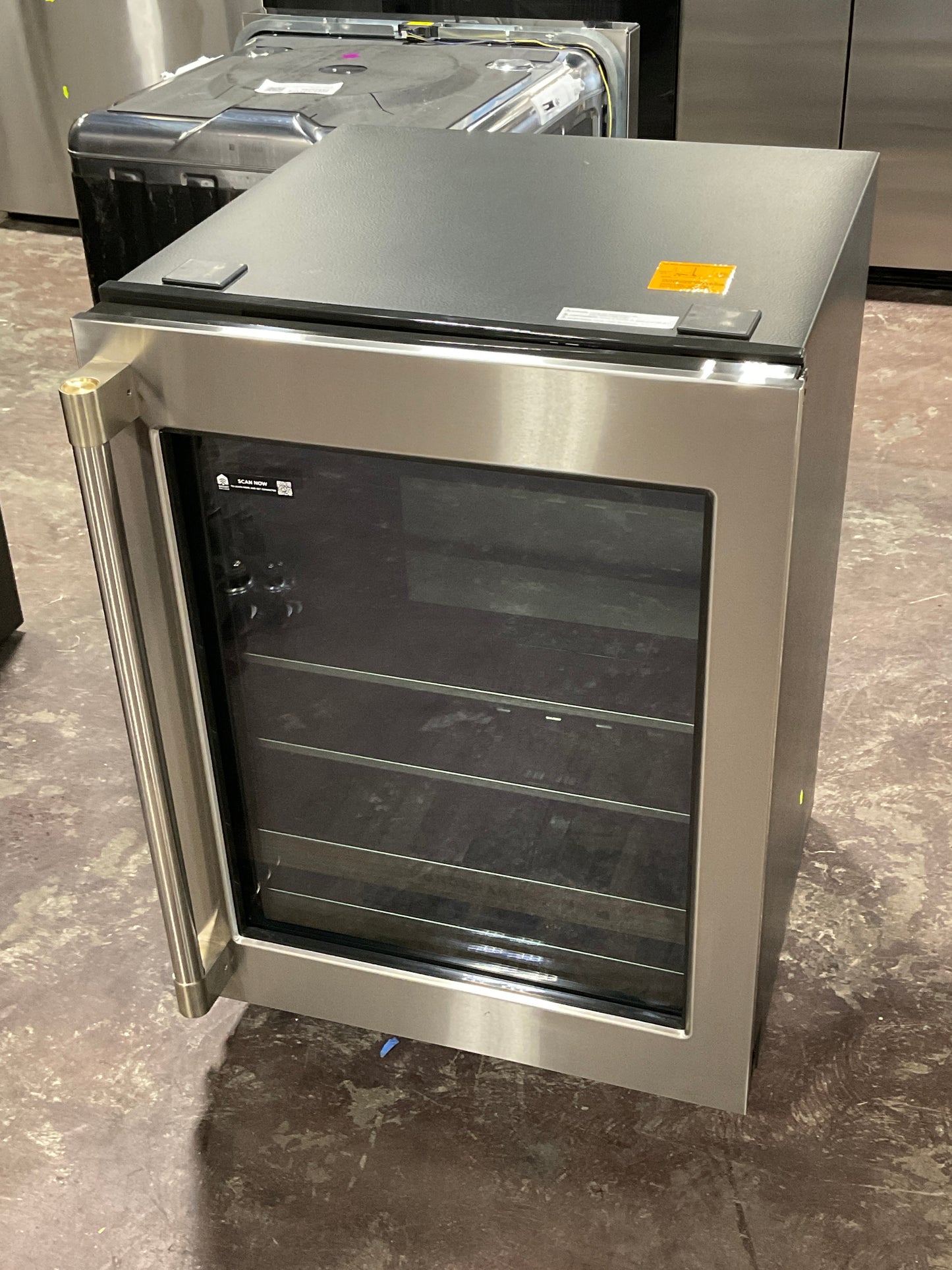 Front view, door closed